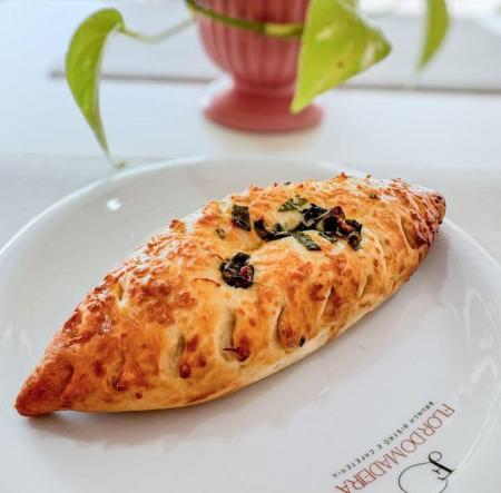 Pastel assado de carne seca