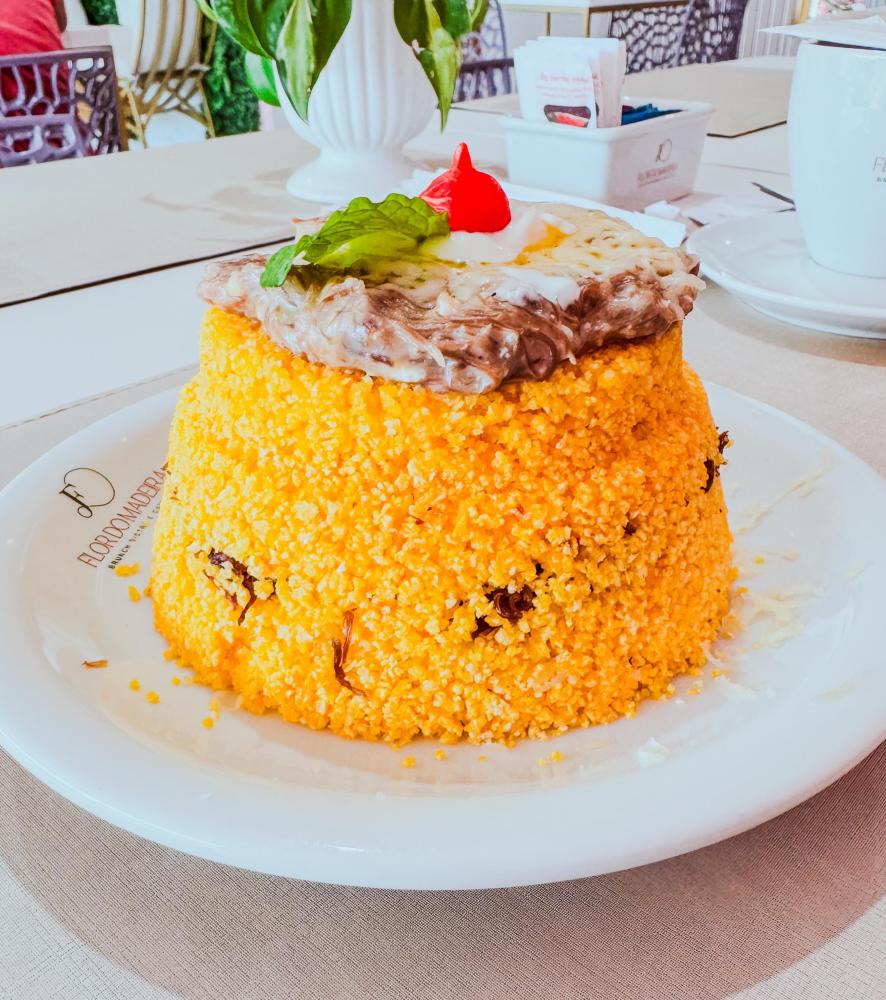 Cuscuz com ovo e queijo